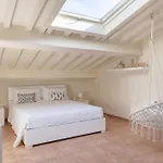 شقة White Attic
