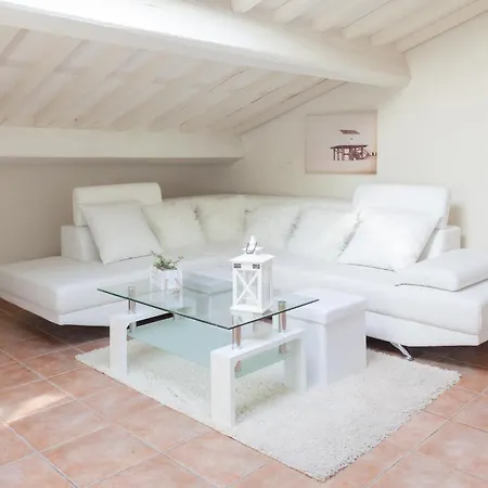 White Attic * Lucca