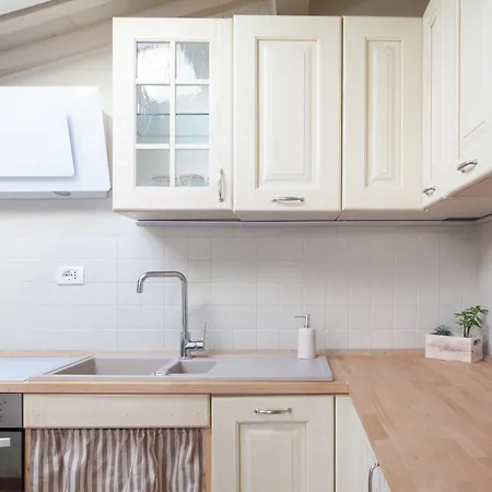 White Attic Apartment Lucca