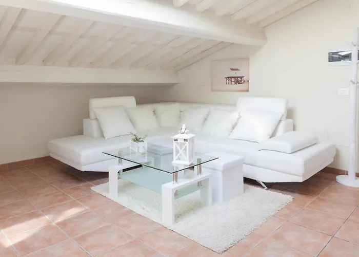 White Attic * 루카